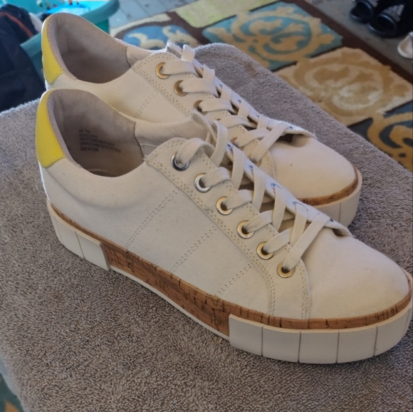 *SOLD* Dolce Vita YaYa Women's Casual Shoes sz 10M Wht/Yellow - Picture 1 of 8